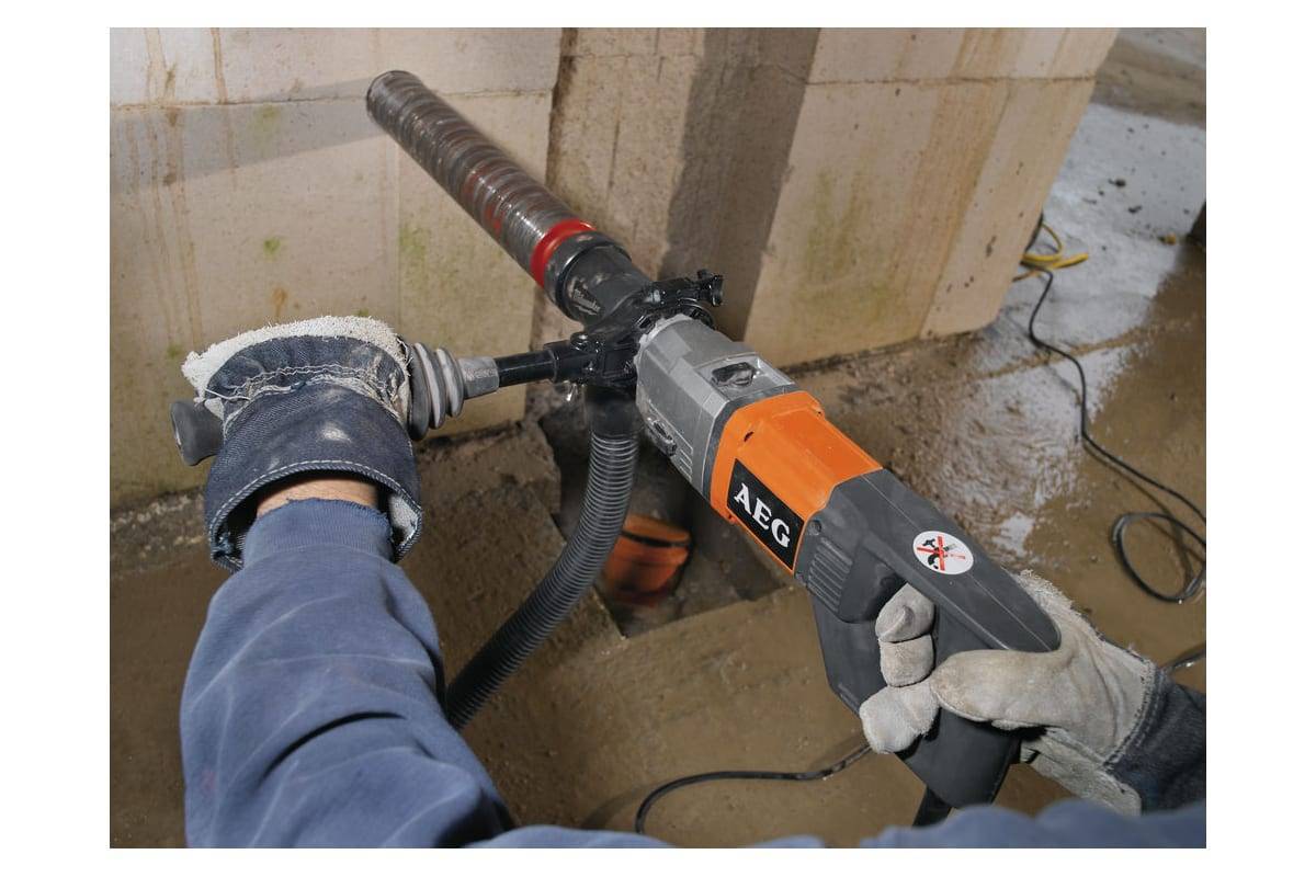 Как просверлить бетонную стену, обычной дрелью без перфоратора или сверлить отверстие правильно шуруповертом? чем лучше и быстрее сделать дырку?
