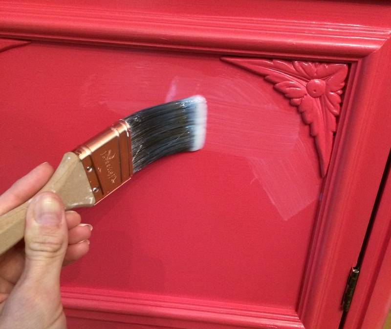 Покраска деревянных окон своими руками: какой краской лучше красить и как это сделать?