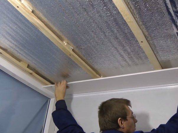 Как монтировать пластиковые панели на каркас из профиля на потолок?