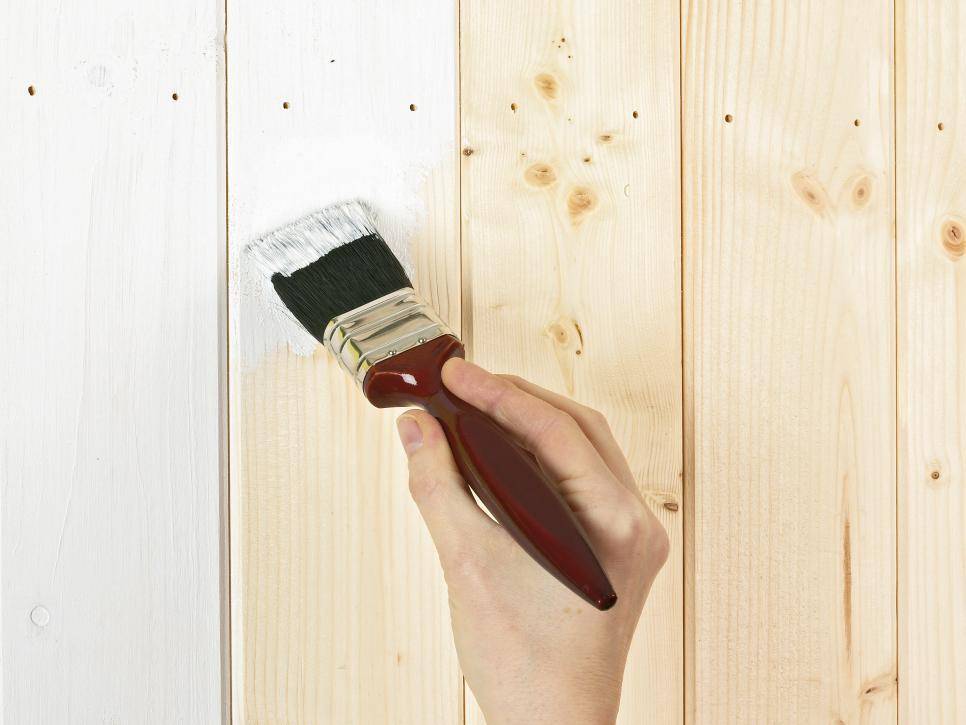 Как и чем красиво покрасить новую деревянную дверь и правила выполнения