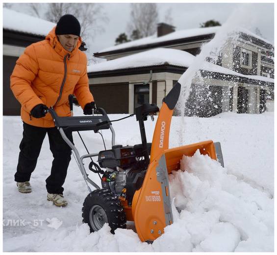 Самоходный бензиновый снегоуборщик. лопаты нам больше не нужны!