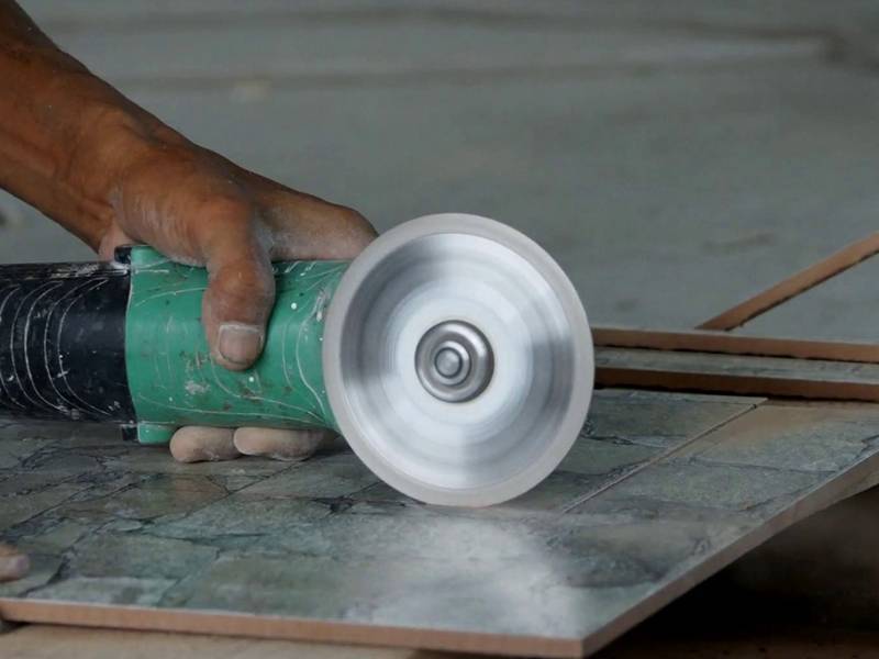 Как резать плитку болгаркой – филигранная работа универсальным инструментом. как пилить плитку болгаркой без сколов: подробное руководство для начинающих - все о строительстве