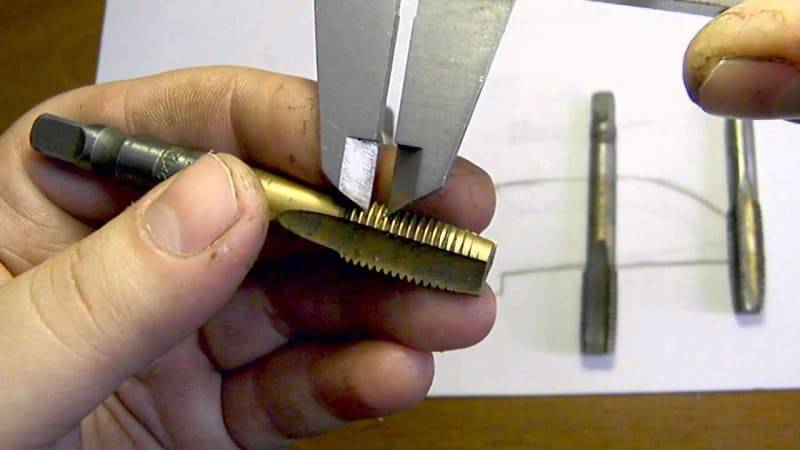 Как нарезать резьбу вручную плашкой и метчиком
