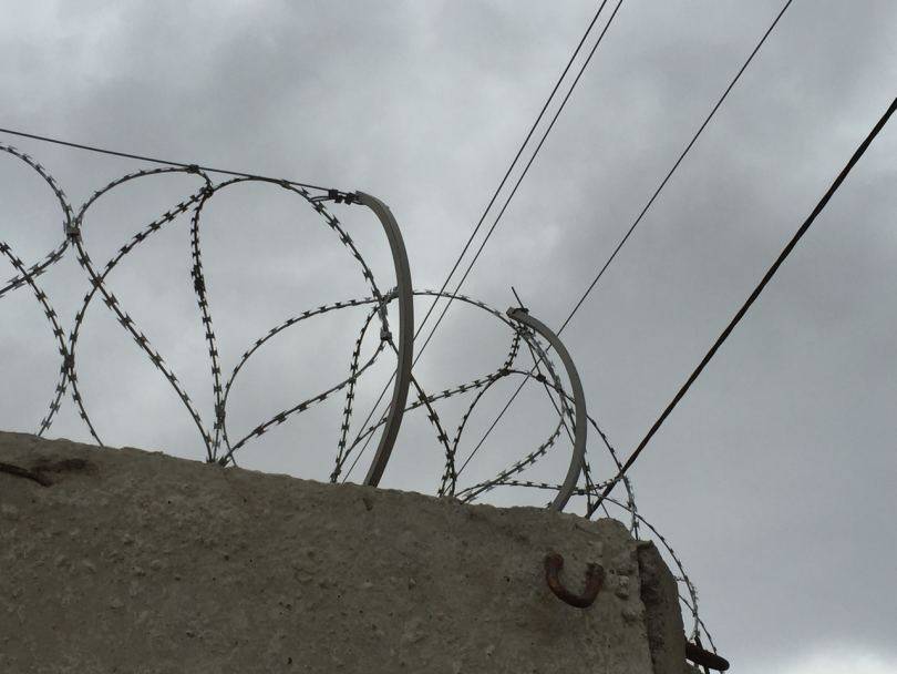 Колючая проволока: особенности, виды и изготовление, правила монтажных работ