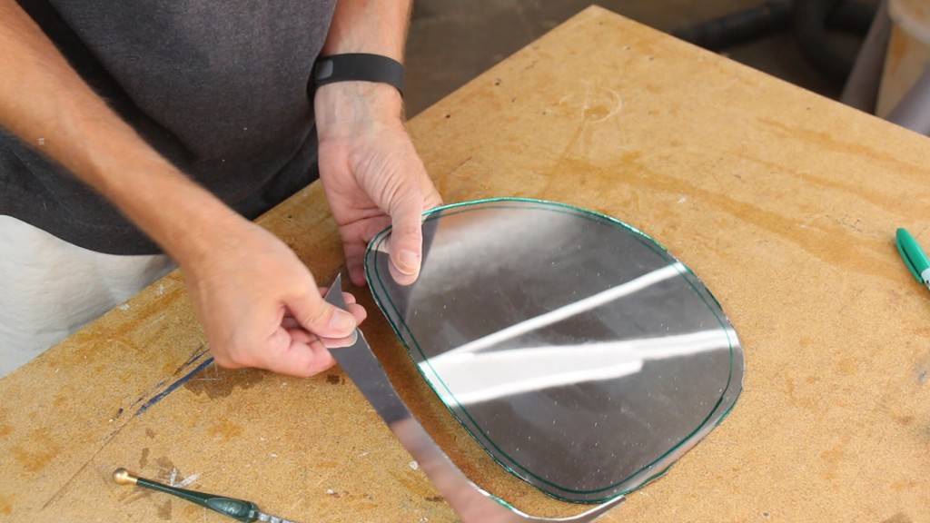 Как резать стекло стеклорезом правильно (роликовым, масляным и пр) + видео