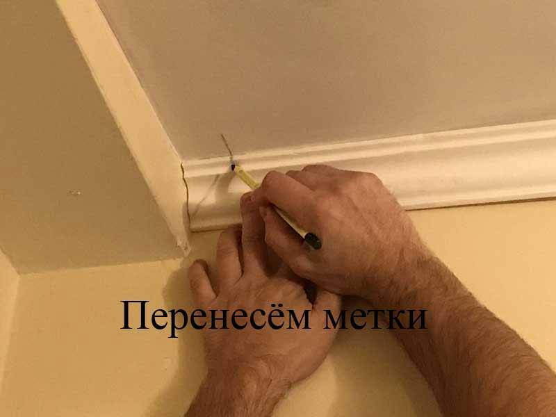 Как сделать угол потолочного плинтуса: пошаговая инструкция с использованием стусла и без него