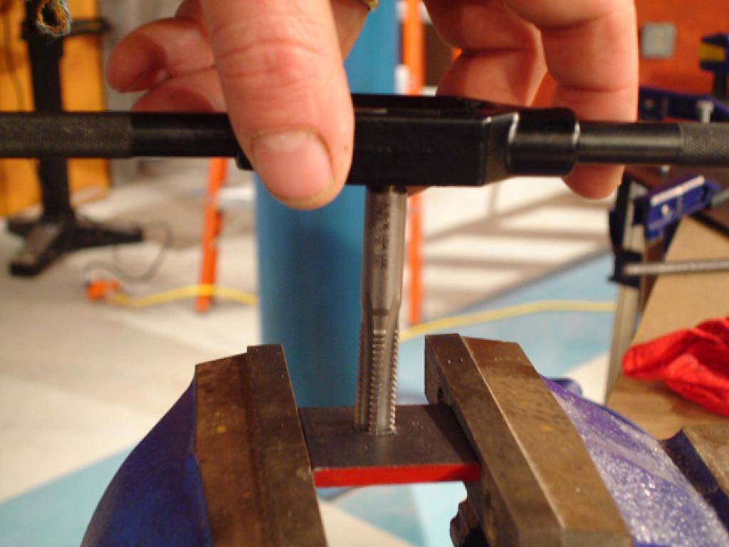 Как нарезать резьбу метчиком: технология нарезки резьбы, таблица размеров