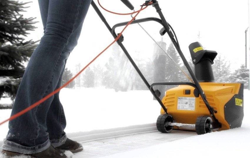 Электролопата для уборки снега - самый лёгкий электрический снегоуборщик