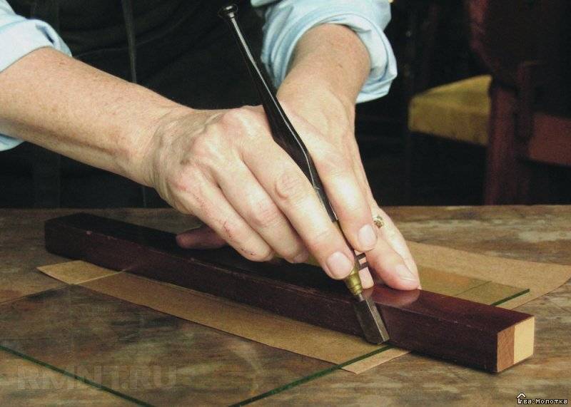 Как правильно отрезать стекло: как правильно резать его стеклорезом или ножницами