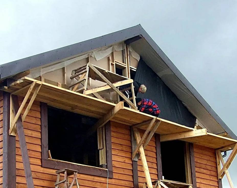 Деревянный дом: как зашить фронтон