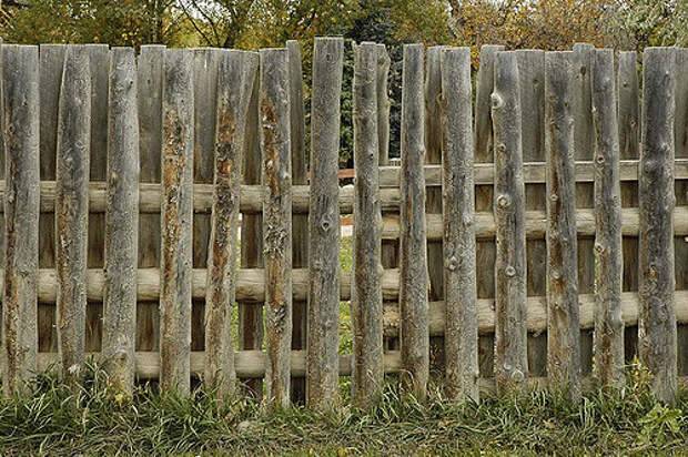 Забор из горбыля своими руками: фото и процесс монтажа | строительство. деревянные и др. материалы