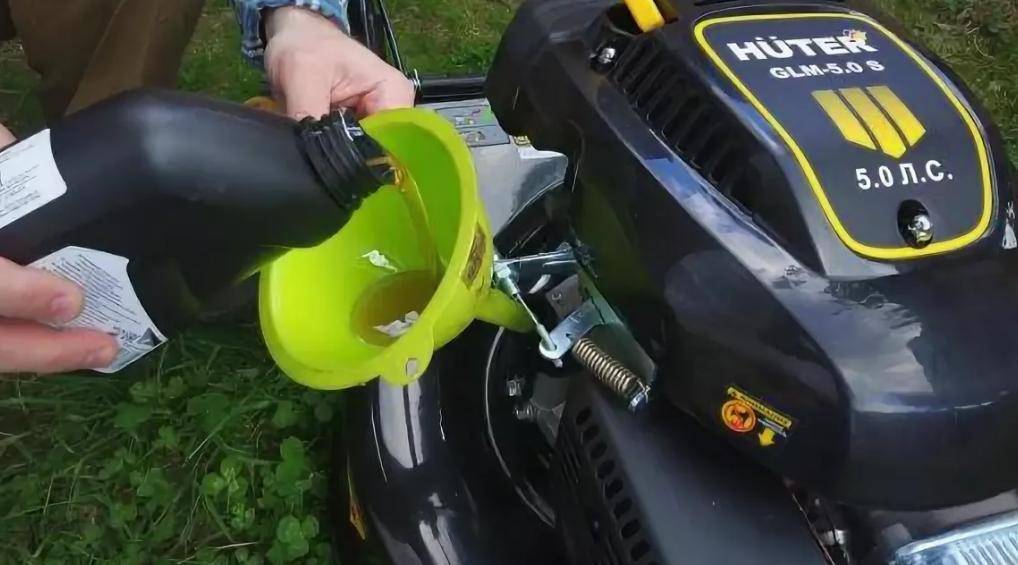 Масло для газонокосилки: какое можно заливать в бензиновую косилку? можно ли залить автомобильное масло?