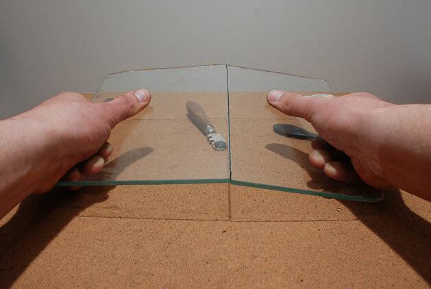 Как отрезать стекло без стеклореза: способы, нюансы, инструменты
