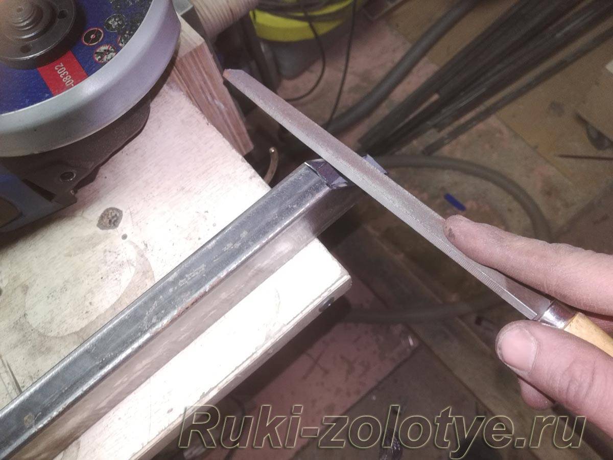 Как ровно отрезать трубу под углом 45 или 90 градусов болгаркой или ножовкой