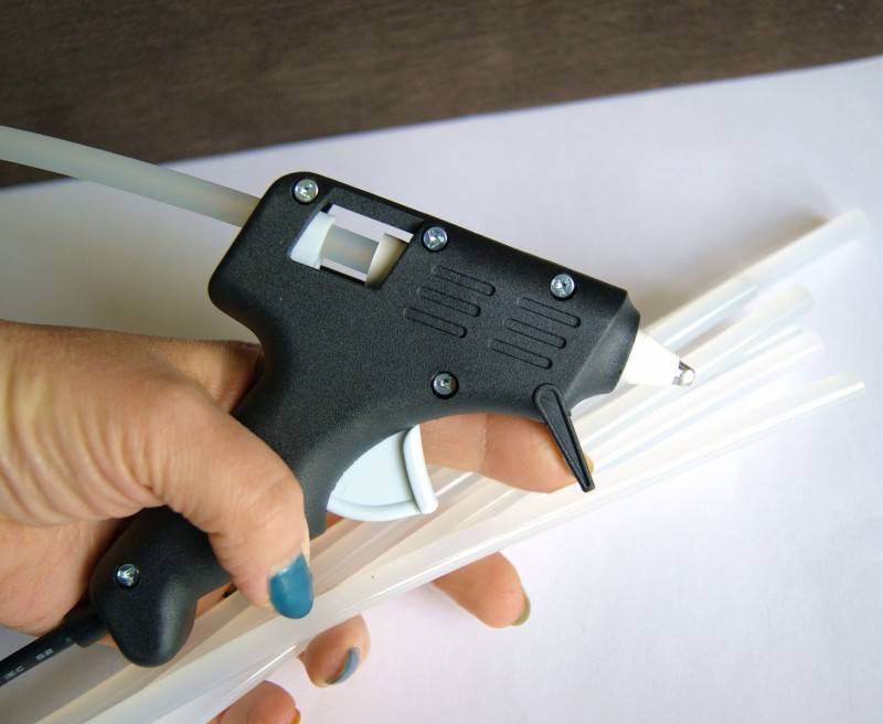 Пистолет клей: что можно клеить и как пользоваться, правила выбора и инструкция