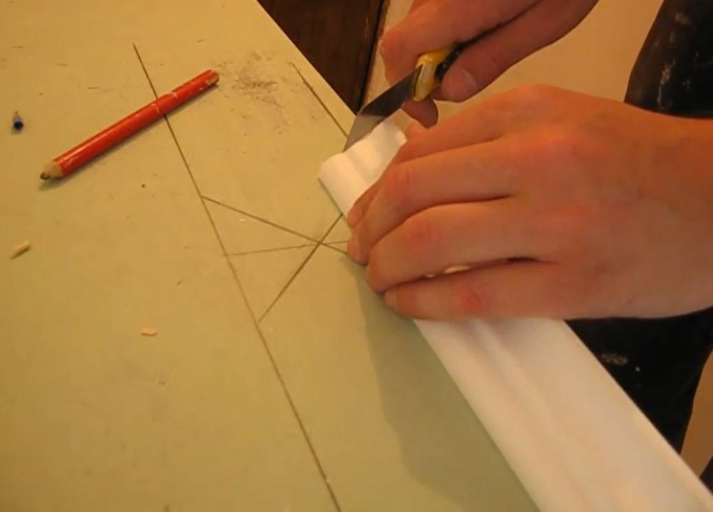 Как правильно обрезать потолочный плинтус в углах – варианты и способы для плинтусов из разных материалов