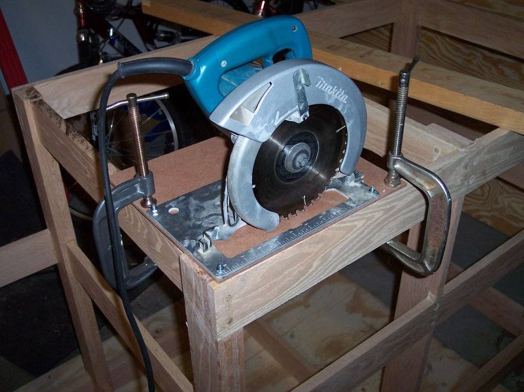 Стол для дисковой пилы с направляющей (поперечный рез)