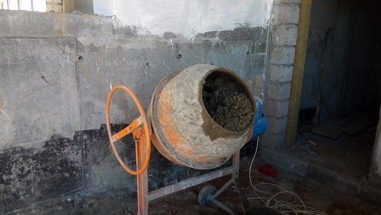 Как очистить бетономешалку от застывшего бетона внутри