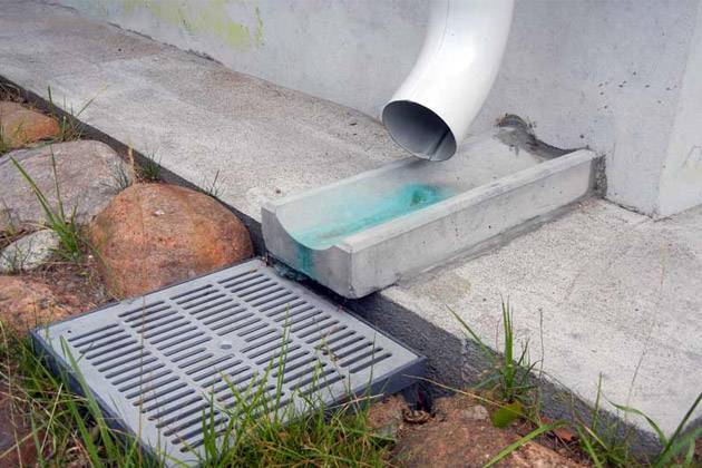 Водосток своими руками из канализационной трубы: особенности и способы сооружения