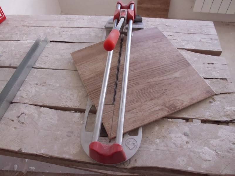 Как правильно резать плитку ручным плиткорезом