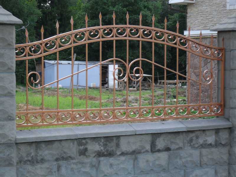 Кованые заборы и ограждения своими руками: виды ковки, монтаж, покраска