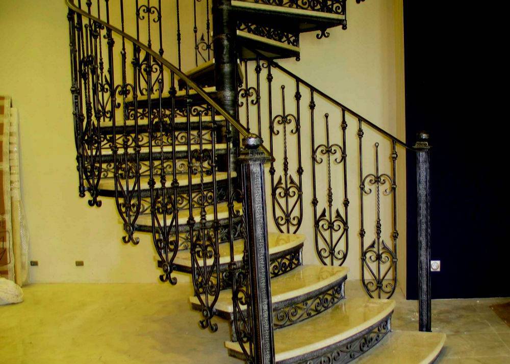 Кованые винтовые лестницы: фото в интерьере дачи