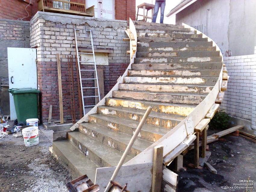 Деревянная лестница в частный дом: виды таких конструкций и алгоритмы их монтажа