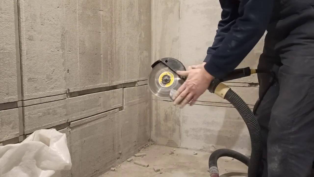 Штробление стен болгаркой под проводку без пыли