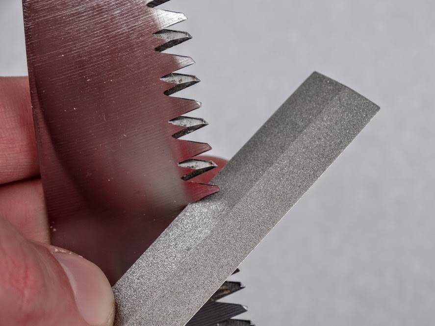 Как самому наточить ножовку по дереву в домашних условиях