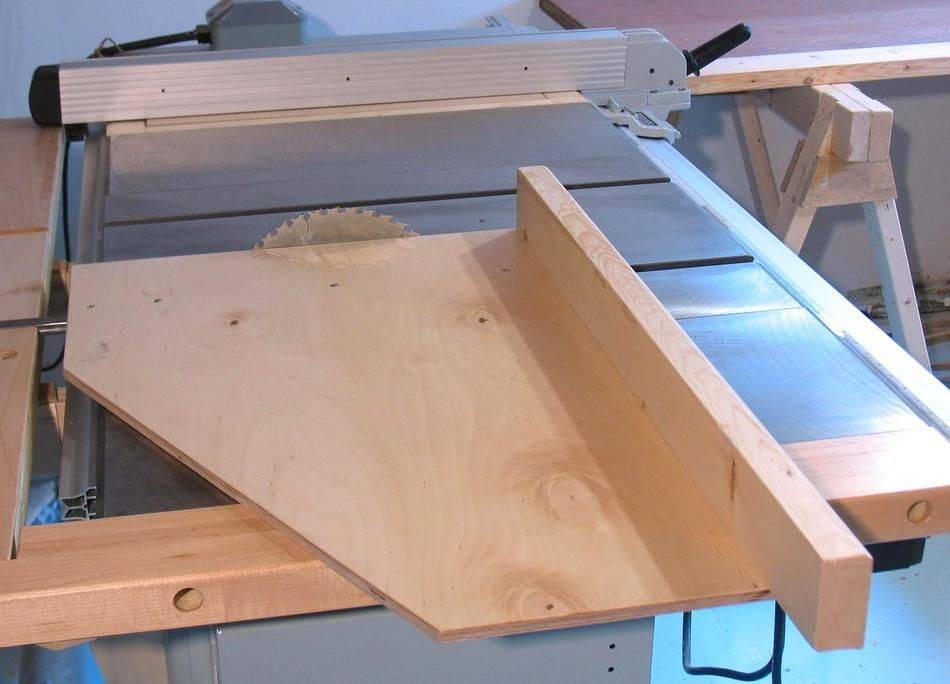 Распиловочный стол из ручной циркулярной пилы: особенности конструкции