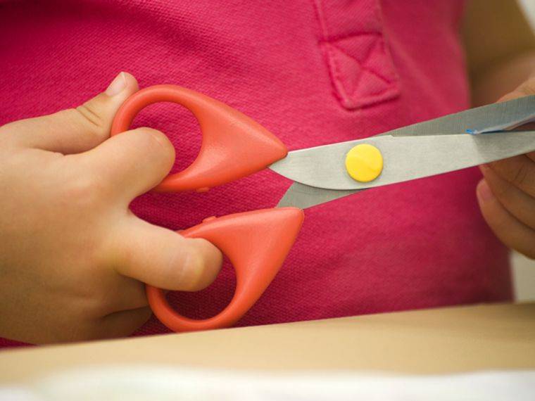Учим ребенка вырезать ножницами, и как это влияет на развитие