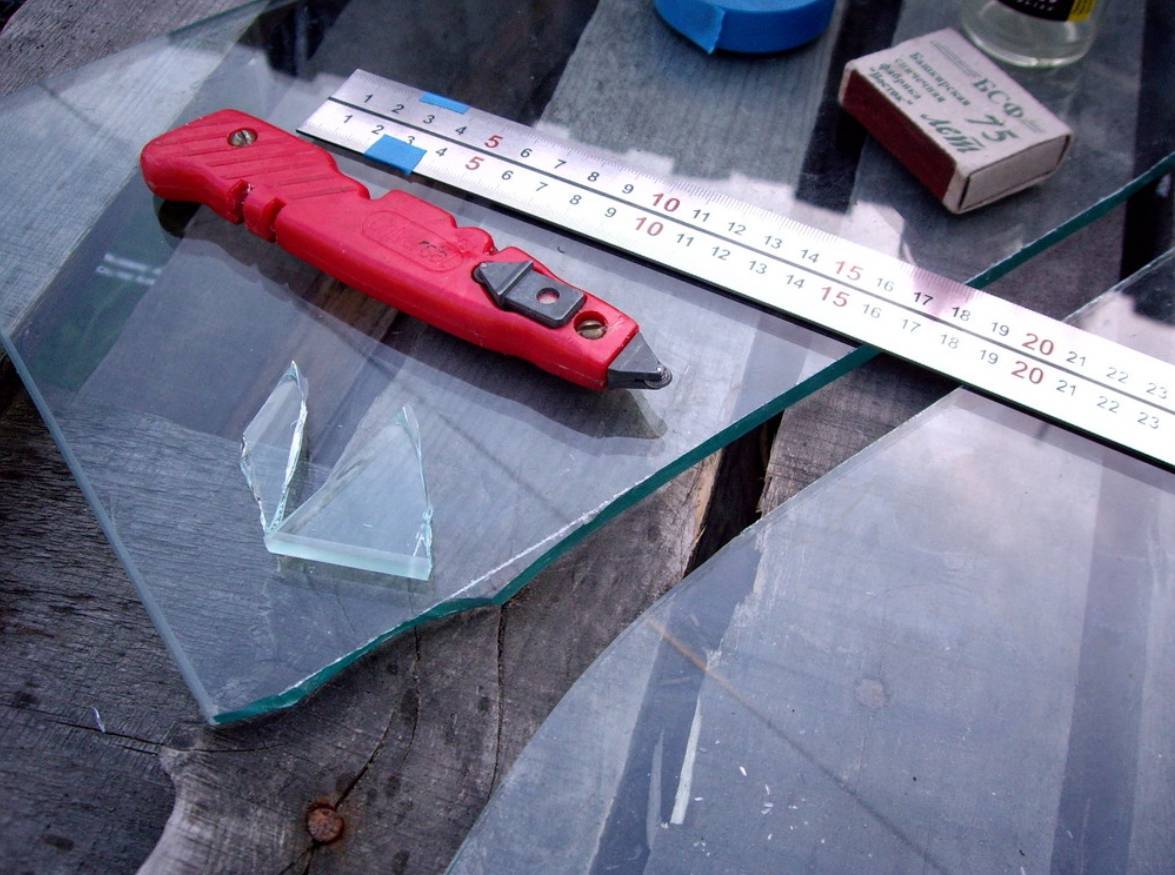 Как резать стеклорезом: секреты мастерства. как резать стекло масляным или алмазным стеклорезом как разрезать толстое стекло в домашних условиях