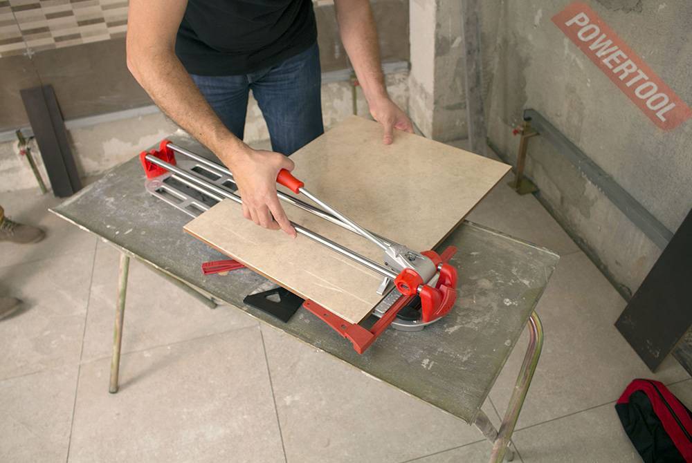 Как резать плитку плиткорезом: используем ручной и электрический инструмент