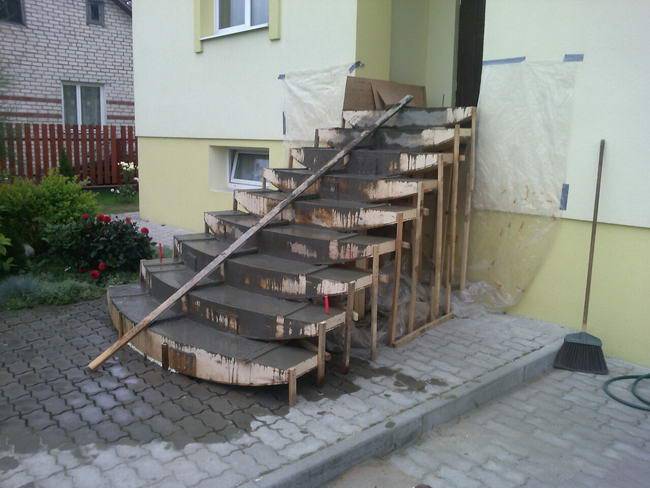 Как сделать лестницу перед входом в дом?