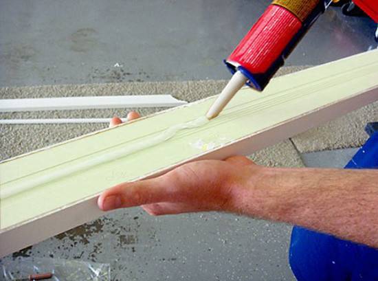 Как резать углы широкого потолочного плинтуса