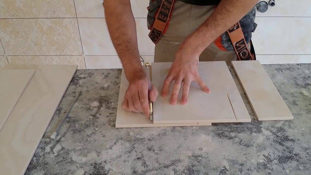 Как резать керамическую плитку плиткорезом пошаговое руководство