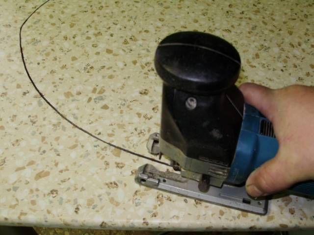 Вырезать отверстие под мойку в столешнице: инструменты для установки