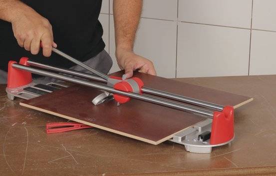 Как пользоваться ручным плиткорезом: пошаговая инструкция