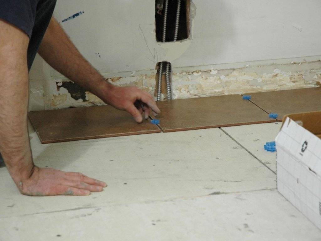 Как положить плитку на деревянный пол: пошаговый инструктаж