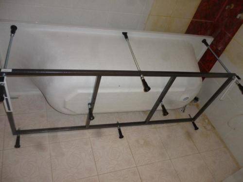 Вы узнаете, как установить стальной каркас для акриловой ванны
