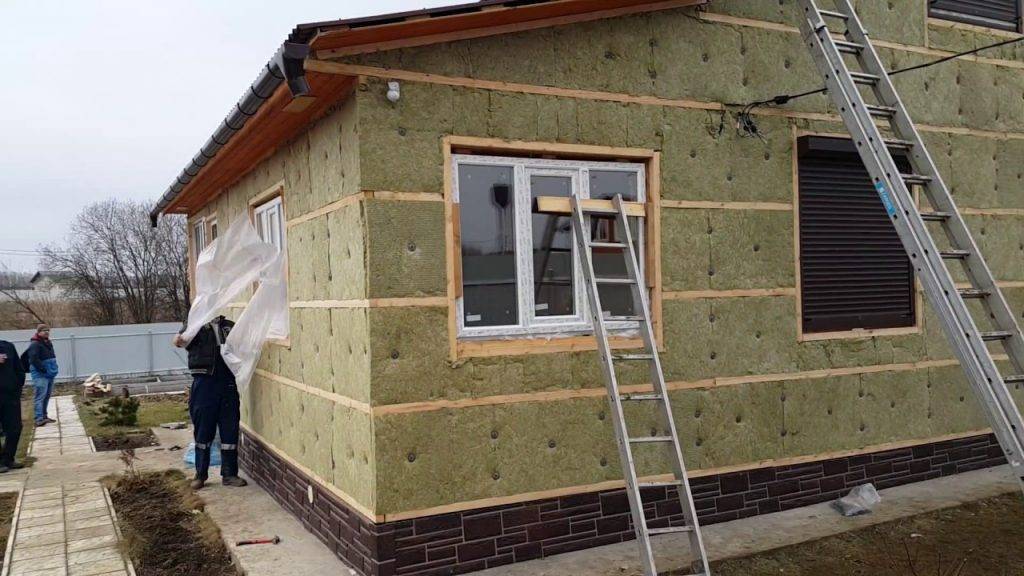 Нюансы работы с минватой при выполнении теплоизоляции наружных стен дома под сайдинг